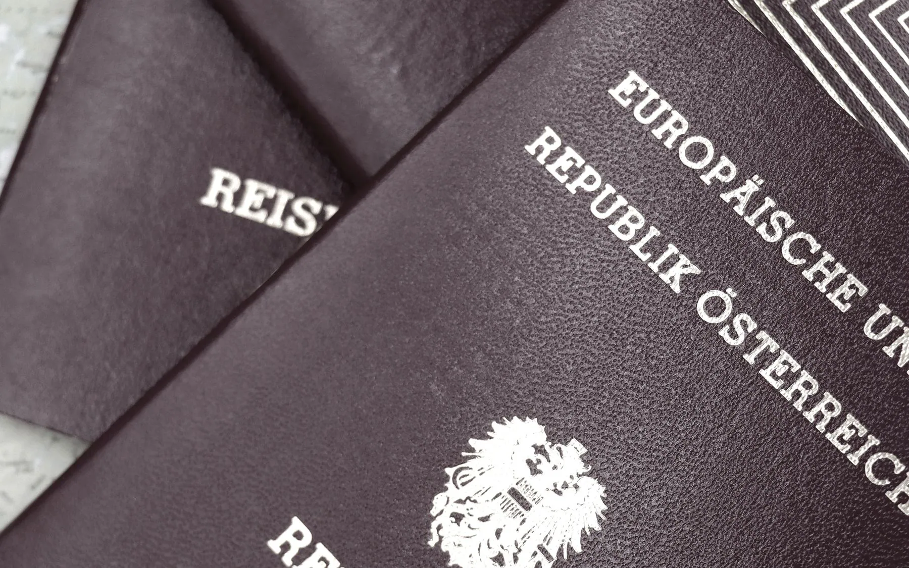 Permis de travail, parrainage par l'employeur et mobilité transfrontalière : le statut juridique derrière la croissance internationale